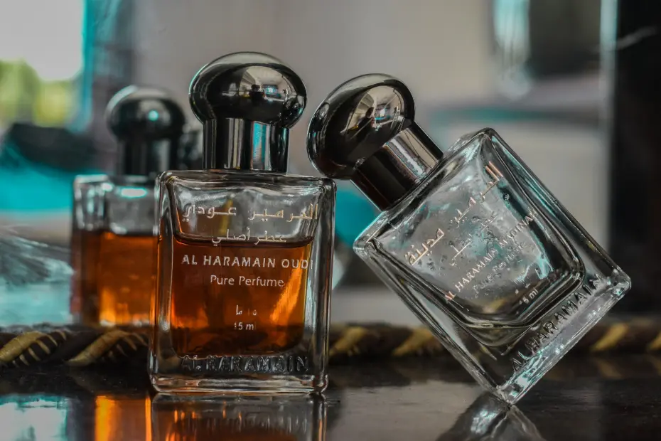 selective focus photography of clear glass perfume bottle